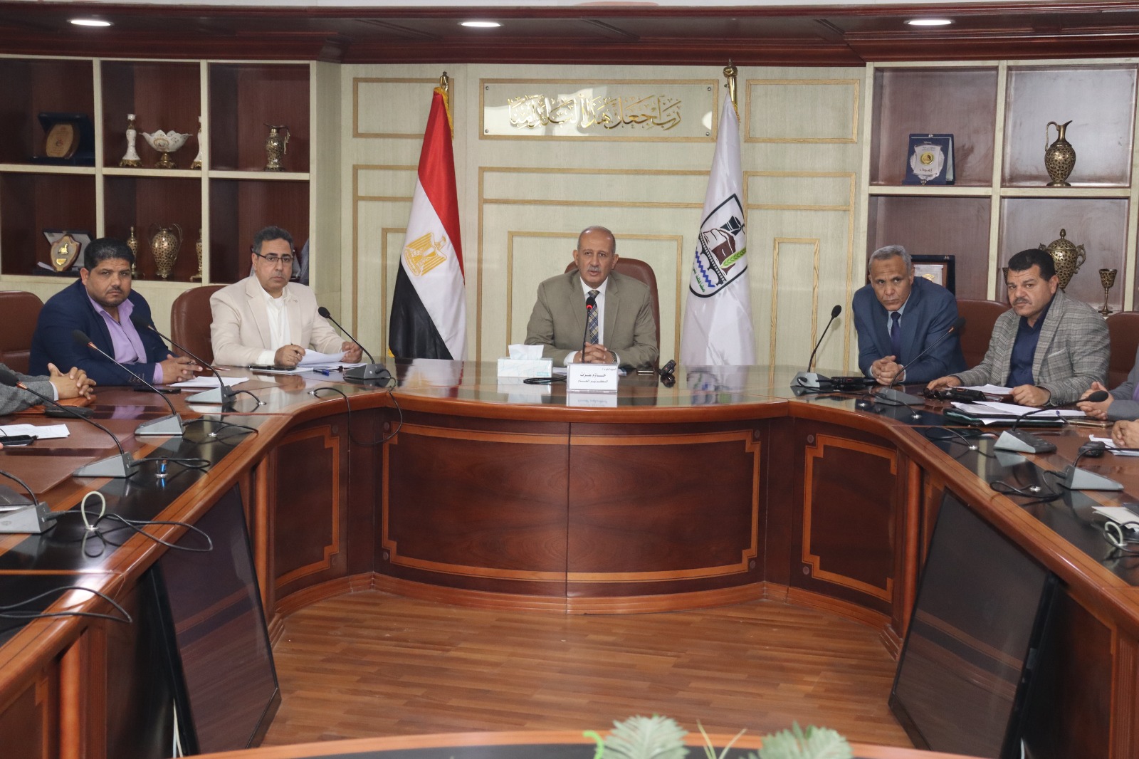 السكرتير العام يناقش مستجدات الخطة الاستثمارية